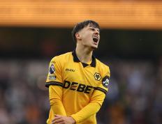 南宫体育-曼联迎CBA常规赛关键赛；集结日防线松动；更衣室稳定；年轻球员得到机会的简单介绍