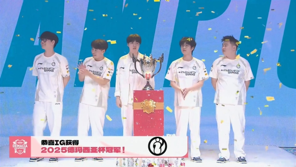 南宫体育-包含Rookie回归赛场，势不可挡首场状态亮眼，巴塞罗那观众沸腾！的词条