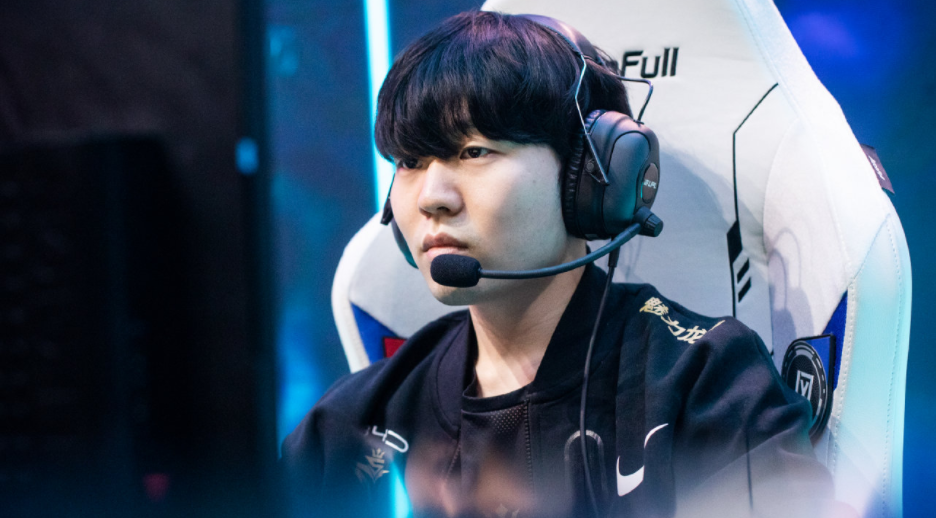 南宫体育-包含Rookie回归赛场，势不可挡首场状态亮眼，巴塞罗那观众沸腾！的词条