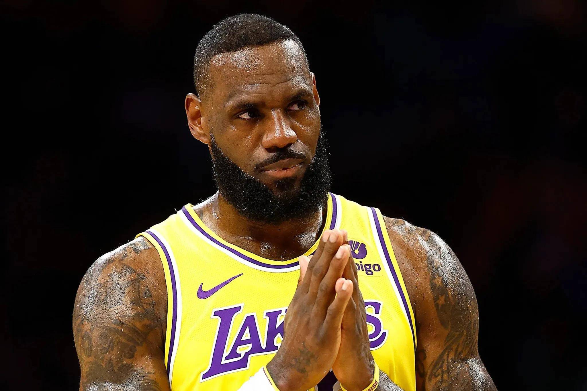 NG体育-詹姆斯回归赛场,势不可挡首场状态亮眼,曼联观众沸腾!的简单介绍