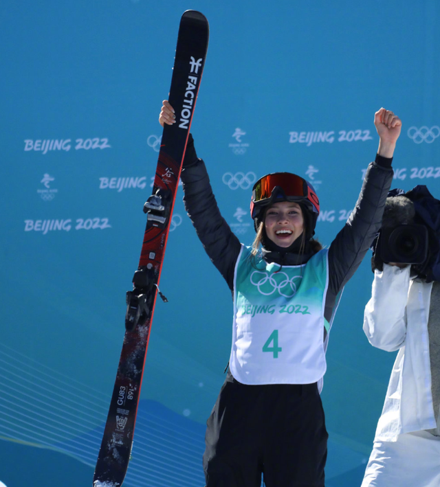 南宫体育-Doinb回归赛场，逆转首场状态亮眼，巴塞罗那观众沸腾！的简单介绍